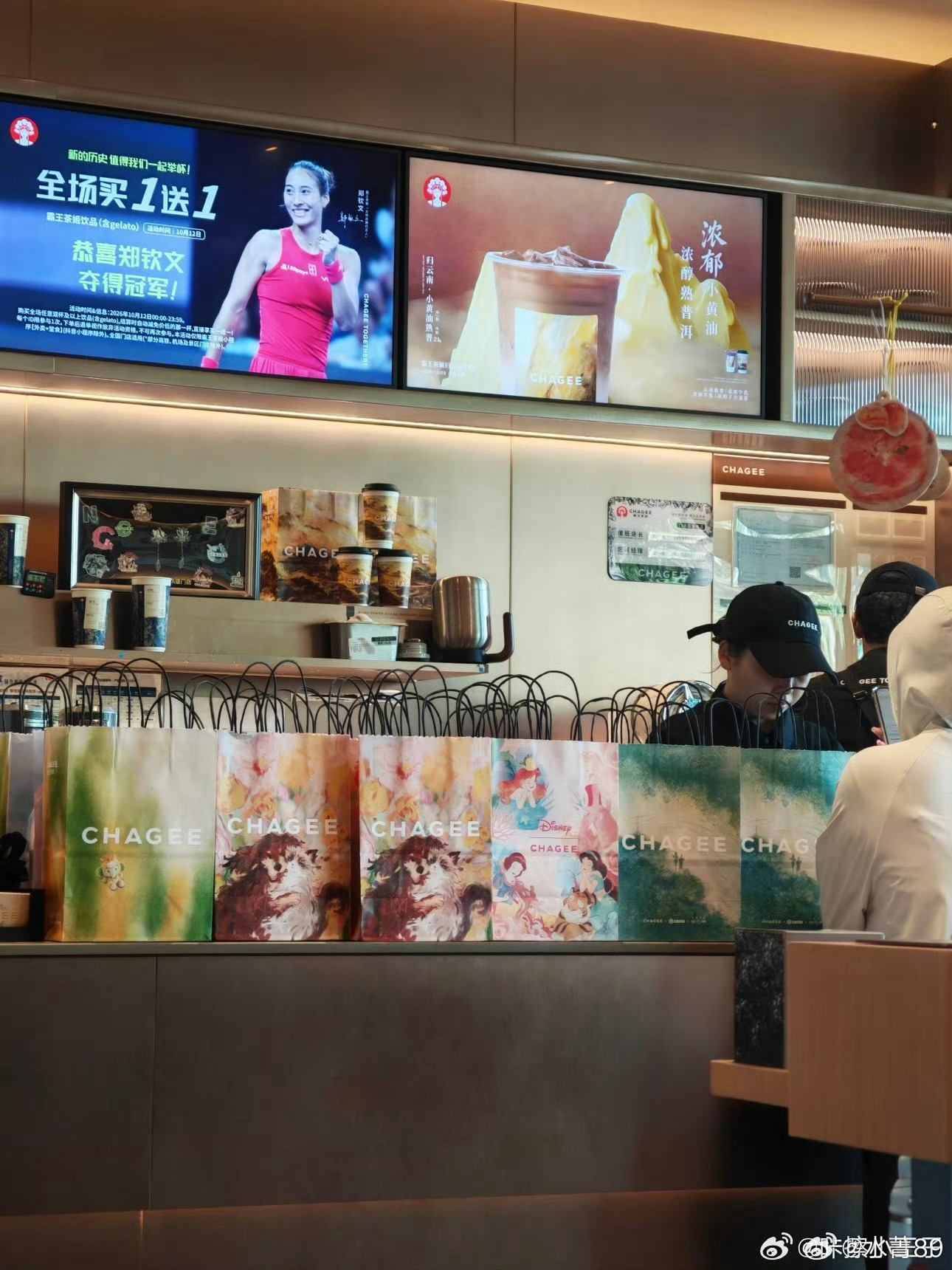 霸王茶姬庆祝郑钦文夺冠买一送一导致全国门店爆单，店员超负荷工作初始却只获500元额外报酬甚至为零，品牌当夜紧急宣布发放1350万元专项奖励补救。 一、爆单实况与员工状态- 订单量：活动当天小程序一度崩