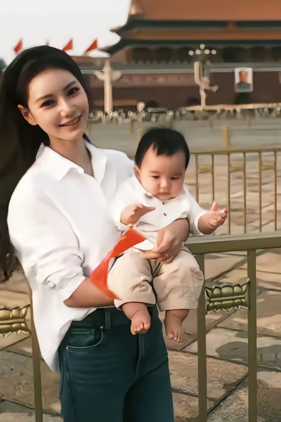 国庆当天，有网友在天安门广场偶遇汪小菲妻儿。马筱梅一身白衬衫配牛仔裤，清爽利落，怀里的汪宝穿着复古小衣裳，年代感拉满。母子俩打卡首都不少人驻足，画面温馨又接地气。

都说看一个女人的人品，细节藏不住。不张扬、不浮夸，把家和娃都打理得妥帖，汪小菲自从娶了她，情绪肉眼可见地稳了。爱他所爱，敬他所敬，这样