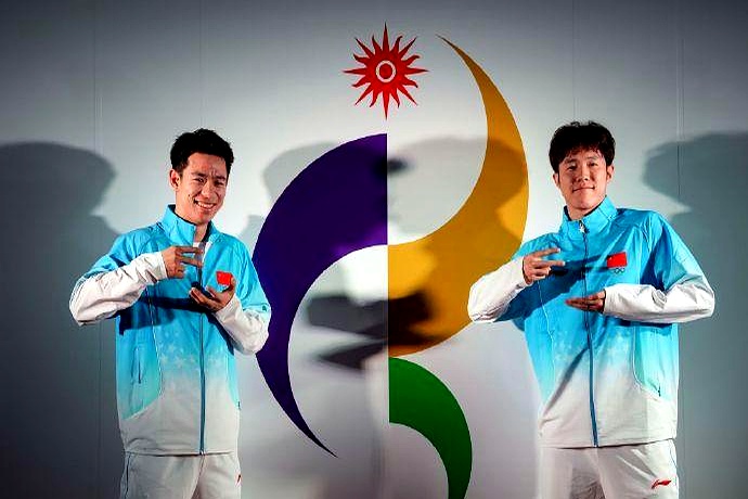 亚运男团国羽神秘组合何济霆/刘毅立大功，帮助国羽将大比分扳平，关键的第五场决胜局直接交到了翁泓阳手里。
 

谁能想到，这俩人同场纯粹是因为陈柏阳赛前突发高烧，教练组在场下临时把何济霆和刘毅捏在了一起。
 

打到第四场那会儿，场馆里的空气几乎是凝固的。
 

前边一双梁伟铿和王昶没能啃下硬骨头徐金