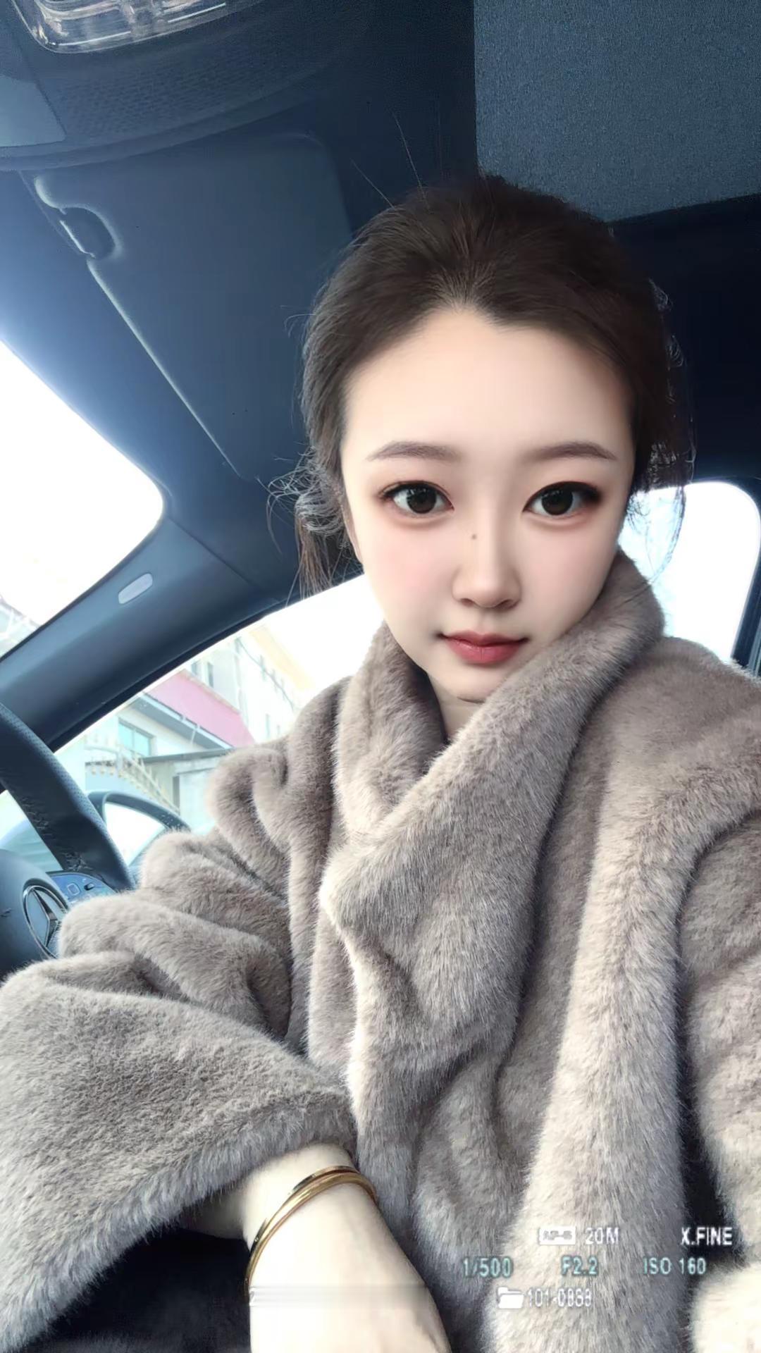 成熟女人的三大标志，穿貂，戴黄金，听凤凰传奇