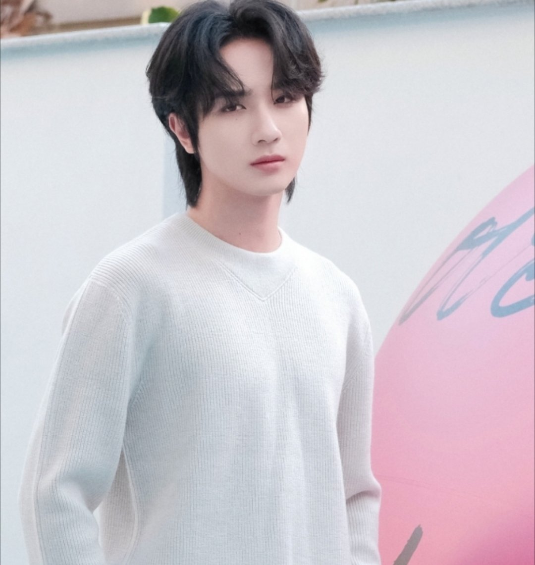 #李宏毅[超话]# lhy#李宏毅烽影燃梅香# 
动心的时候万物复苏，什么都奔向欢喜[心]往后的日子是崭新的，不必频频回头看[心]​