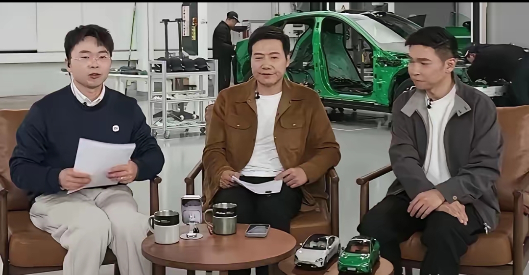 雷军直播拆车!        小米创始人雷军在2026年跨年直播中，首...