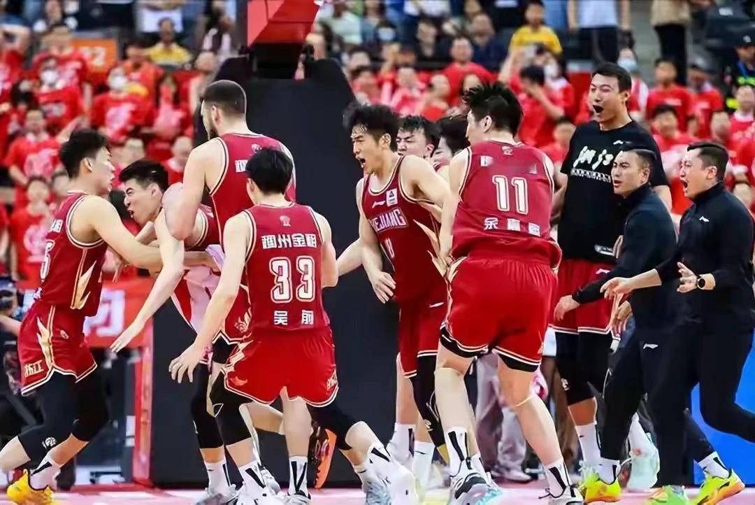 广东男篮主场17分惨败广州，杜锋三大败笔陷入绝境CBA季后赛12进8首...