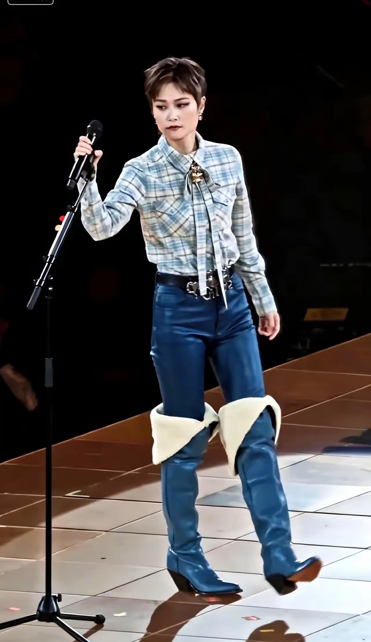 李宇春演唱会这身行头，穿在她身上真是帅啊。李宇春演唱会新造型火了！格纹衫配翻毛长靴，又酷又有辨识度

昨晚李宇春演唱会一出场，这套造型瞬间抓住所有人的眼球。

浅蓝格纹衬衫，领口系着飘逸飘带，简约又带点复古温柔。下身搭配亮面蓝皮裤，最绝的是这双过膝长靴，靴口一大圈米白毛绒外翻，蓝撞米白，野性又俏皮，