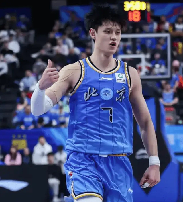 北京队传来最新消息！曾凡博膝盖伤势恐怕要恢复的很慢，媒体人发文揭露曾凡...