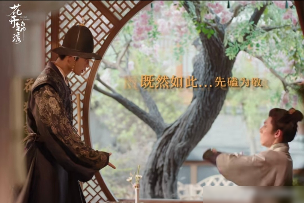 丁禹兮拍那场和解戏，直接把监视器后的导演看傻了。
剧本上写的是阿森红着眼眶说对不起，他偏不。开拍前他蹲在墙角抽了半包烟，上场后愣是一个字没改，但把蜷缩感演到了极致，含胸、低头，喉结滚了三下，硬是把道歉憋成了我饿了。演赵凌那哥们当场愣住，这不在词儿上啊。但导演没喊卡。
后来采访才说，丁禹兮觉得底层