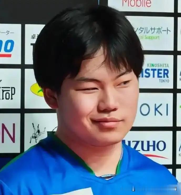松岛辉空放话了，说马龙樊振东是他偶像，但他补了一句，尊重全是因为他从未赢过这两个人。松岛辉空本身就是一个性格外向、敢说敢做的选手，在面对曾经打败过自己的对手时，他敢于主动喊话，坦然地表达出自己强烈的求胜欲望。内心深处的尊重，只给那些他拼尽全力但是仍然拿不下的对手。