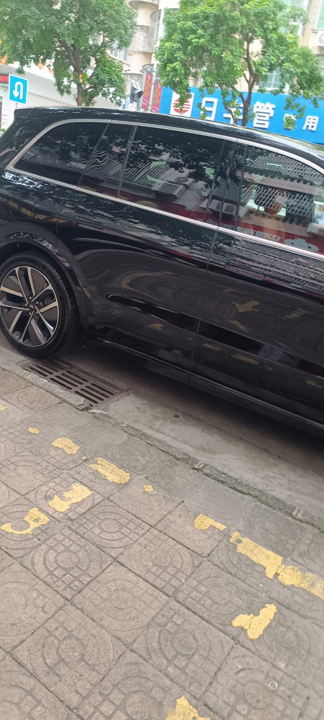 #新能源汽车[超话]#这是我街拍新能源汽车理想，真实汽车生活体验，你们觉 得这台理想l8怎么样，在你们心中是什么样的，假如满分10分打多 少分，如果是我打8.5 分#汽车##大v聊车# ​