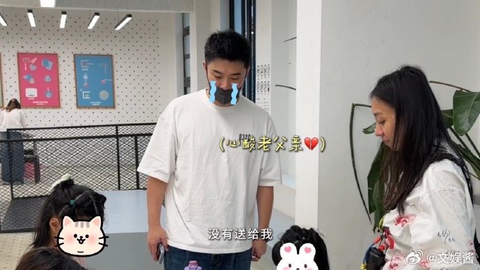 #陈赫带两个女儿看热玻璃表演##陈赫张子萱两个女儿近照#看着两个女儿在爸爸面前撒娇、调皮，真的觉得陈赫是个很称职的父亲。给足了孩子安全感和陪伴。 ​