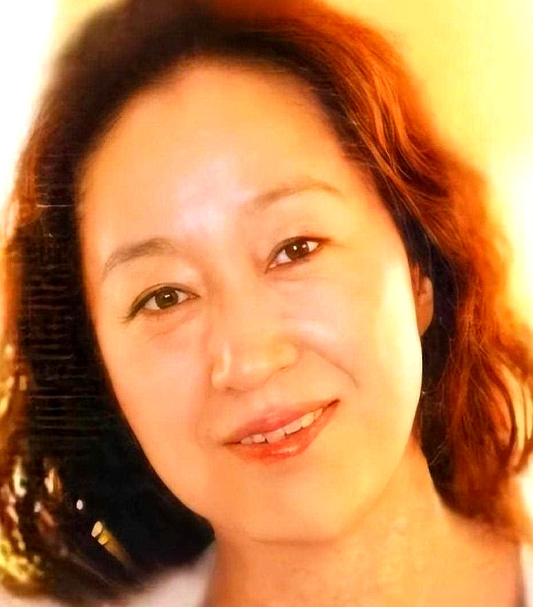 67岁的罗秀春每个月依然能收到前夫张国立打来的生活费，这笔钱30多年从未中断。她一生未嫁，死死守住张默是张国立“唯一亲生儿子”的地位，结果却眼睁睁看着儿子把自己作进了监狱
 

1988年两人离婚，张国立自知亏欠，跑去南极拍纪录片险些丧命，拿命换来的酬劳全给了前妻在成都买房。另一边邓婕为了维持家庭平