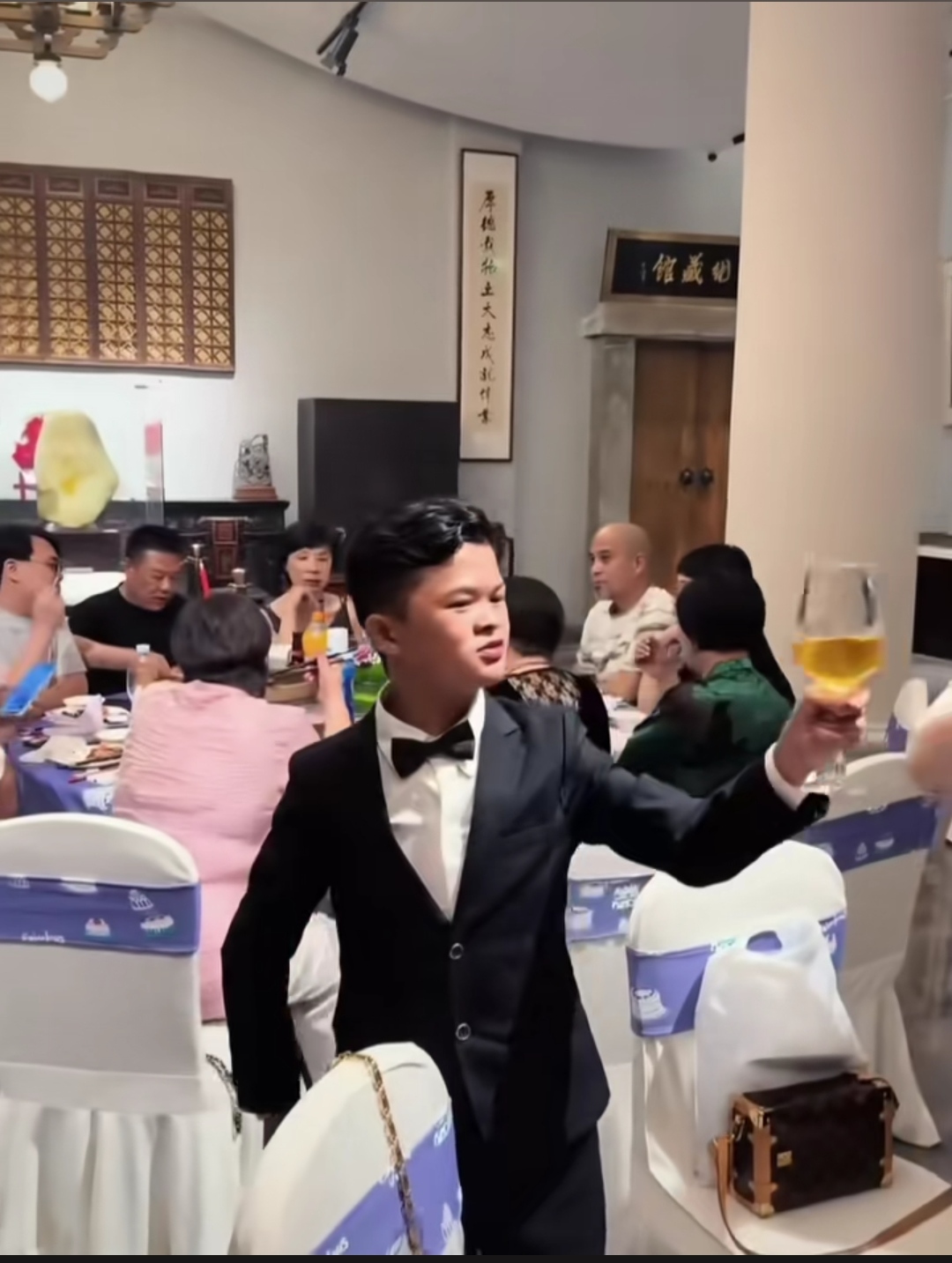 他现在应该是江西知名度最高的网红了
范小勤