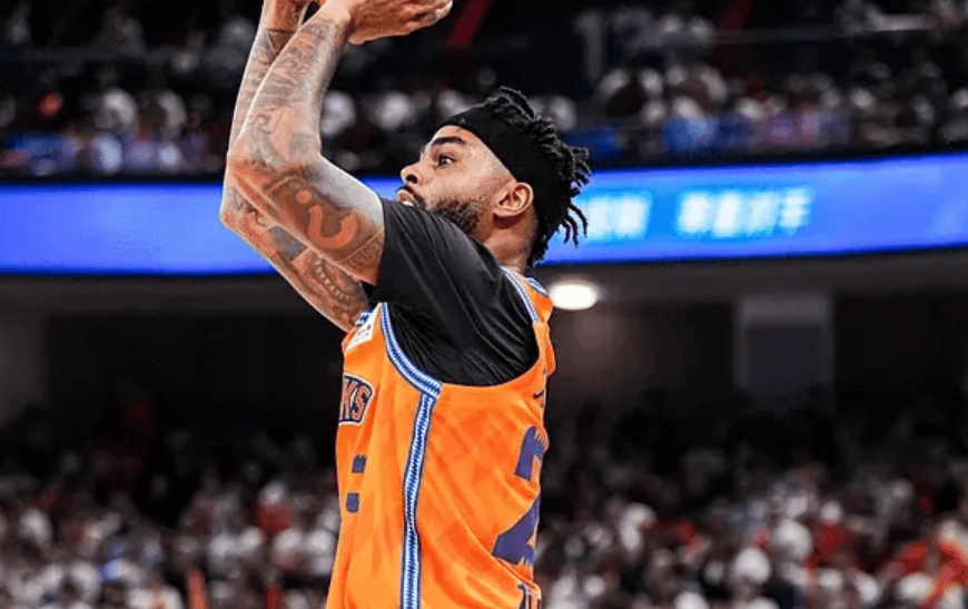 顶着NBA光环加盟！拉塞尔CBA首秀23投7中、三分12中3，拿21分这表现算及格吗？
 
CBA揭幕战上海对阵深圳，本场最大看点毫无疑问就是新外援拉塞尔的正式亮相。
毕竟是在NBA打过多年的球员，带着这样一层光环来到CBA，球迷、外界对他的期望值本来就拉得很高，不少人都等着看他在联赛的发挥。