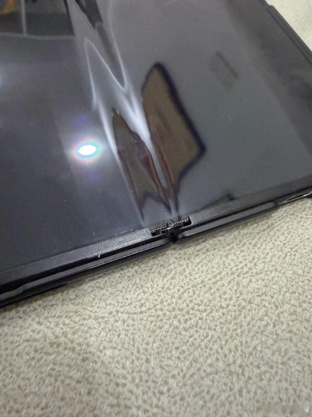 #iPhoneDuo3.2万次折叠后手感无变化#
某安卓折叠屏用了两年，上面的转轴已经断一半了，下面两个全断了，就不点名是哪家的了……. ​