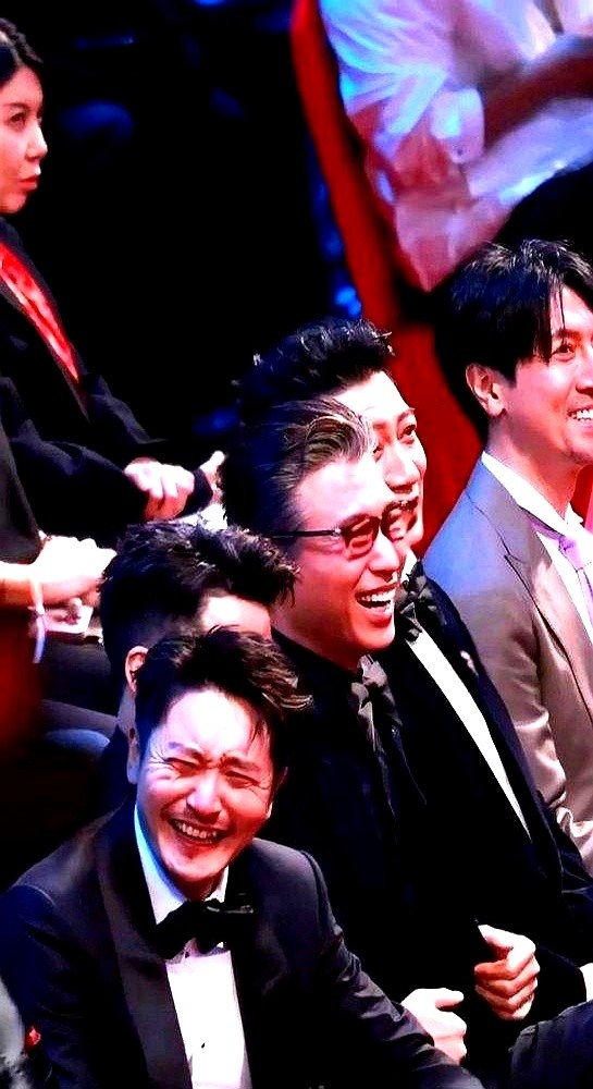 飞天奖台下，倪萍冲着李乃文喊了句“好好活着”，全场中生代男演员全笑疯了。郭京飞拍大腿，田雨笑得看不见眼，段奕宏狂笑，张鲁一肩膀直抖。当事人李乃文也不接茬，就坐在那乐。

反观旁边的年轻艺人，腰板笔直，表情管理精确到了毛孔。

其实上个月李乃文刚被造谣“儿子十岁”，工作室连夜发了律师函，他本人转头就进