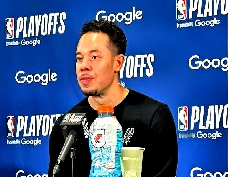 第三节还剩6分钟，文班追防脚下一滑，球馆像被按了静音键；米奇没起身，只...