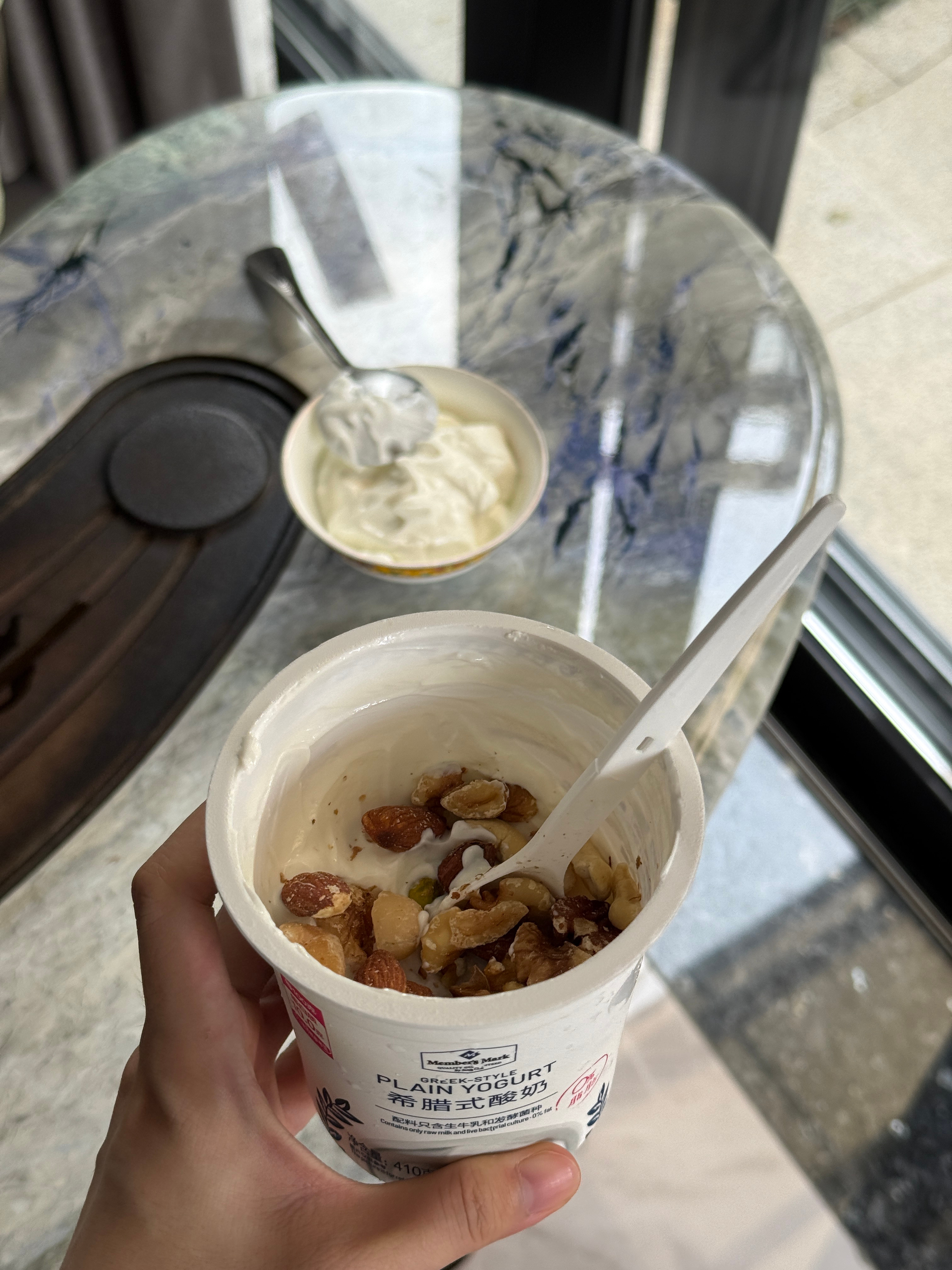 山姆酸奶还可以呀🤤但我妈妈说有点膻味哈哈哈又不是羊奶怎么会膻[可怜]这周末超级忙 由我妈妈领队探亲戚[允悲]今天超级幸运吶全中7！[老师爱你]两小宝睡觉真的姿势一样太可爱了😻来顺德吃伦教糕[yeah]小小宝喝早茶非要点叉烧包[允悲]结果最后上吃不下，无可奈何咽下去🤷来baooo mochi吃糯米糍啦 ​