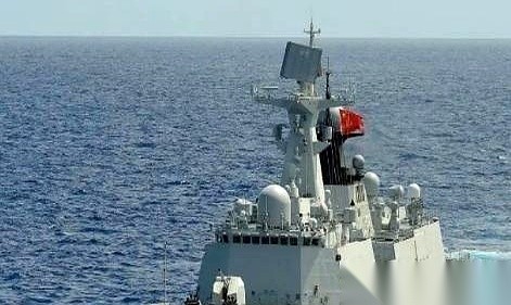 关于中国052D型驱逐舰在国际军贸市场上的出口情况，最近有一组现象值得看一看。这艘被外界紧盯的“中华神盾”，防空、反舰、反潜样样精通，性能拉满。但最反直觉的现实是：就算中国今天大笔一挥宣布免费白送，全世界绝大多数国家，也绝对不敢把这艘船开回自家的军港。
这不是买不起，这是算账算出来的冰冷现实。
很多