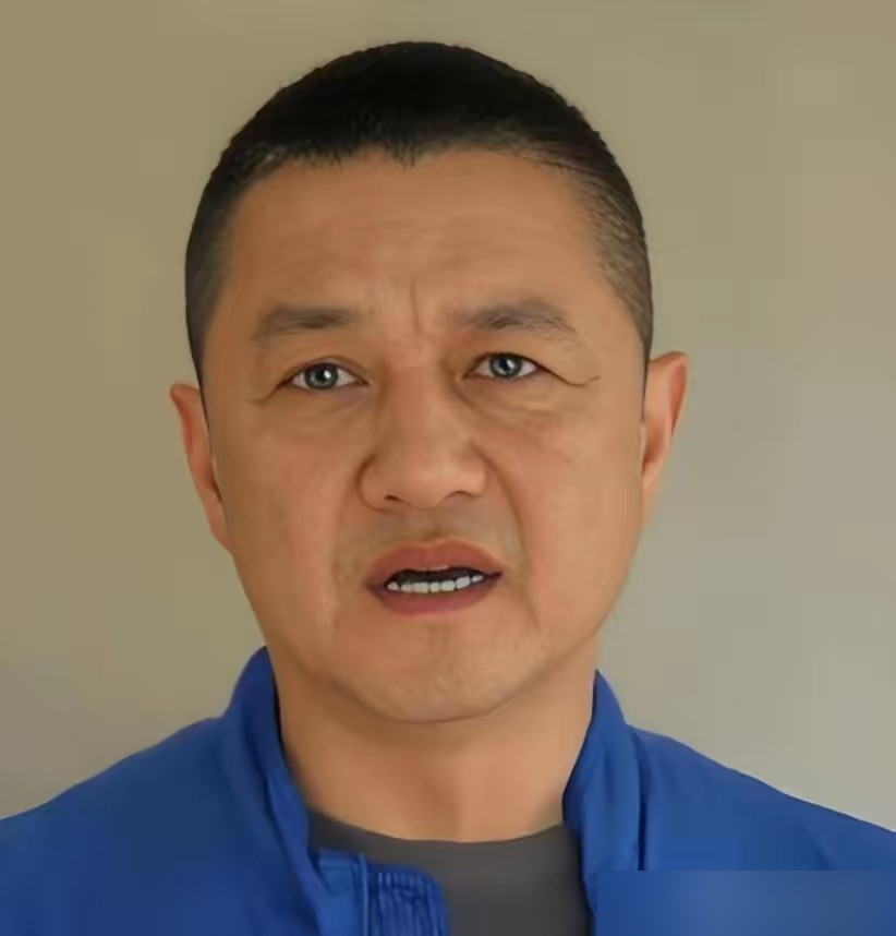 李亚鹏一个月被亲女儿李嫣拉黑三次！
他天天给19岁女儿发养生文，追着问吃了没睡了没和谁在一起，过度关心引发反感，最长一次断联两周零三天。反而非亲生的窦靖童，跟他更亲近。
早在2015年，李亚鹏就因关停李嫣的公共账号，被女儿屏蔽过朋友圈。这次他自己想透了：自己的爱里藏着索取，想要女儿听话亲近，本质