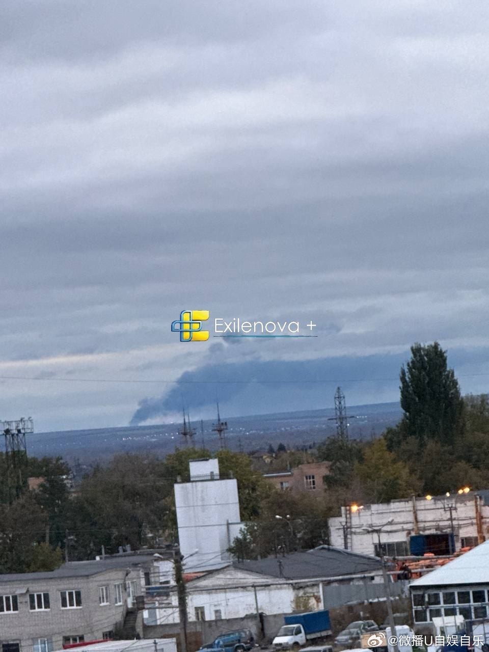 乌克兰远程无人机夜间袭击俄罗斯的萨马拉一原油调度站，据报该设施发生大火。该调度站是一个关键石油枢纽，原油在此混合成乌拉尔出口等级，并分配到古比雪夫-季霍列茨克和“友谊”管道。该设施占地超过216公顷，其71个油罐的总容量超过160万立方米。
#俄战略轰炸机坠机画面曝光# ​