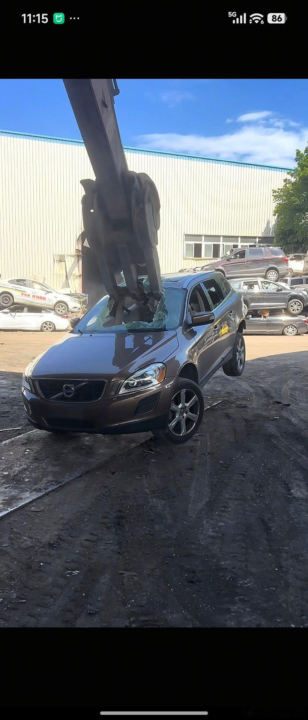 沃尔沃 XC40 的价格确实真卷呀
16 万买台老牌豪华品牌的 SUV 代步不香吗！
前两天刷到了老款沃尔沃的废车拆解视频，全场 A 柱横梁扯不断选手，别的车都是一撕就烂，沃尔沃是拽也拽不断，要说用料还得沃尔沃！ ​