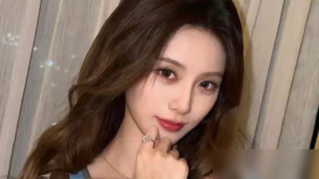 黄子韬藏了两年，结果孩子都会走路了。
徐艺洋晒海边背影，一家三口，落日底下牵着个两岁多的娃。配文就一句，爱的人都在身边。
这俩人，从师徒到老板员工再到夫妻，拉扯这么多年，愣是把生孩子这事儿捂得严严实实。直播里徐艺洋说，2024年生完，身体情绪都不稳，黄子韬憋着分享欲陪她熬，硬是压到现在孩子要上学