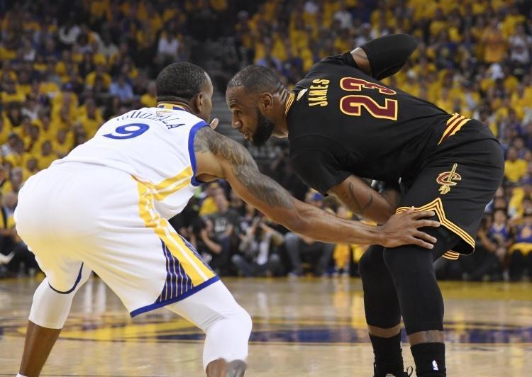 TT：15年总决赛MVP该詹姆斯拿  近日，前NBA球员特里斯坦·汤普...