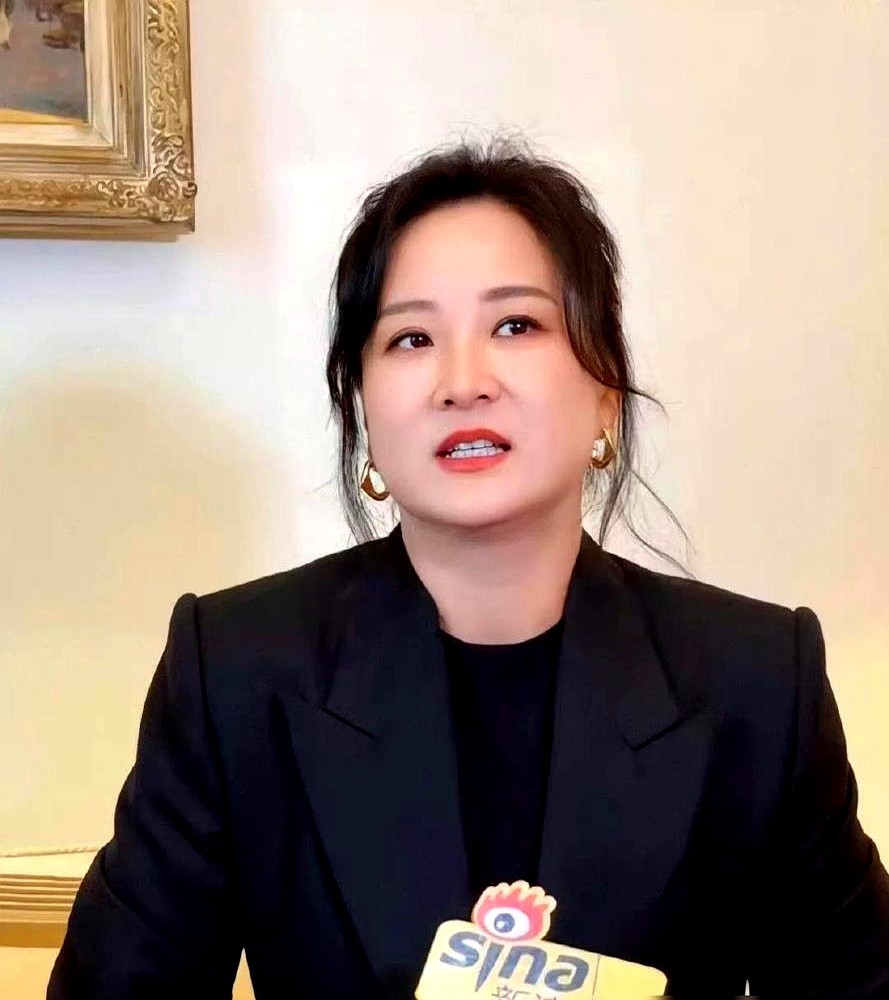 贾玲拍完34亿票房的《热辣滚烫》后，很长时间没消息了。

她的新作《转念花开》阵容班底挺硬，其实杀青都一年多了，但档期一直没敲定，她正闷头改剧本。

这不是不想出来，是不敢出来。

上次散场后大家记住的剧情不多，爆款抬高了预期，这回观众肯定会拿放大镜看剧本。做内容第一次爆不难，难的是第二次还能稳住，