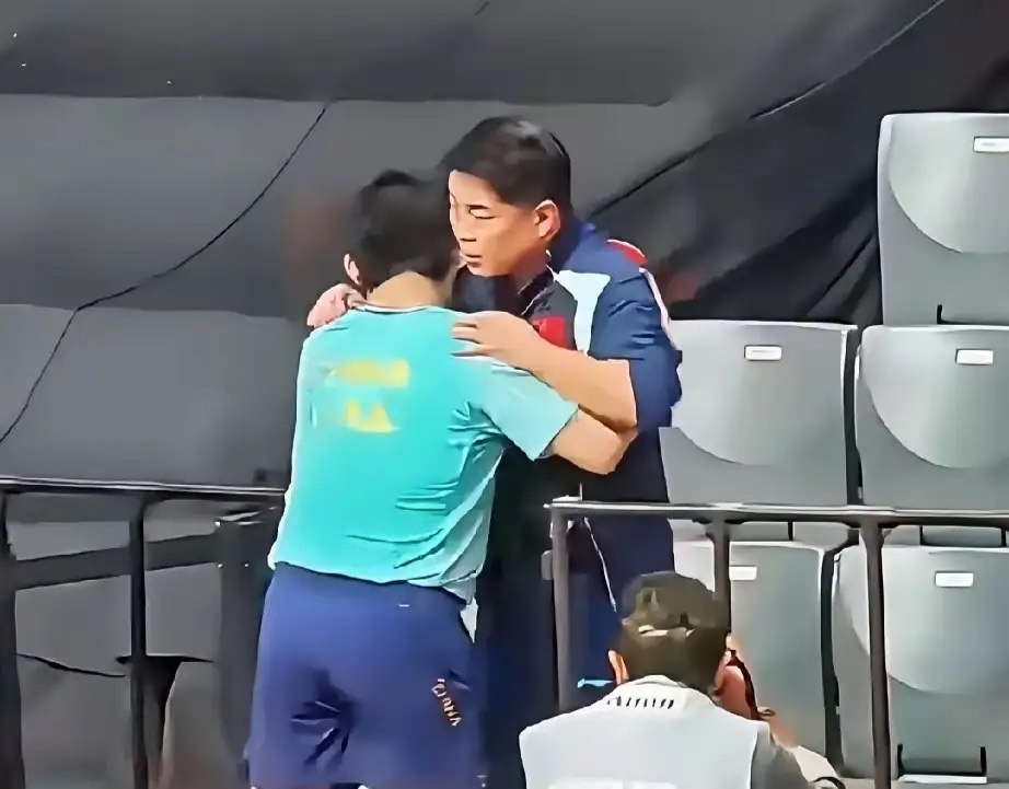王皓调侃林诗栋：以前打球总退观众席，现在为什么不退了？
林诗栋：不想回忆了，退观众席退到棺材里了！
王皓：那你说退和不退有什么区别呢？
林诗栋：心理状态的区别，退一百次也不退心理一弱就会退。
王皓：注意你的神色，别让人看出你的状态来。
林诗栋：我知道我满脸杀气