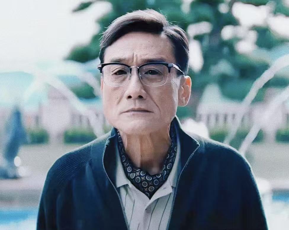 我宣布！《空枪》里
最扛戏的演员出现了！
不是主角朱一龙，也不是檀健次，而是演资本大佬陈辉延的梁家辉！

梁家辉这次演的首富陈辉延，表面客客气气，眼里全是算计。一句“我和你不是一个世界的人”，把有钱人的傲慢演得四两拨千斤；站在悍匪面前，他面不改色，反倒把对方衬成了毛头小子。

朱一龙的悍匪是外放式的