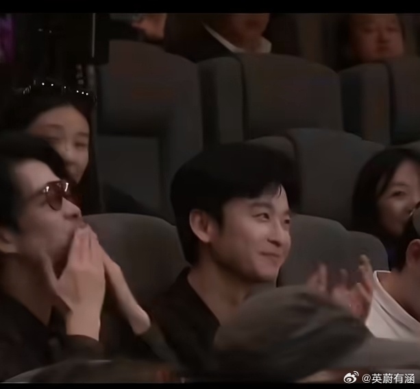 #董子健看孙怡获奖的眼神##情感态度表达# 

镜头扫到台下的董子健，没有躲闪回避，目光坦然望向台上的她，面带笑意，认真鼓掌。
 
短短几秒的镜头，戳中很多网友。
曾经是爱人，如今和平分开。没有撕破脸，没有互相拉扯。这份眼神，不是纠缠的旧情，更多是同行之间的认可，是看见对方拼来的荣光，发自 ​