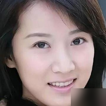 41岁李念领着14岁女儿逛洛杉矶街头，素颜，没滤镜，被拍了个正着。
评论区一堆人说她垮了、老了、没星味儿了。但你看她，一件灰T，一双拖鞋，手里拎着超市袋子，跟闺女边走边啃冰激凌。
14年前她靠《蜗居》海藻火成什么样，转头就嫁了商人林和平，生了仨孩子，直接搬去美国半隐退。别人挤破头抢的戏，她挑着演