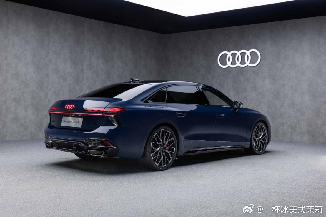 3.0 TV6动力参数，全新奥迪A6L大排量发动机硬件实力解析
大排量六缸发动机，是豪华轿车动力底蕴的直观体现🏁。全新奥迪A6L搭载同级唯一EA8393.0TV6发动机，最大功率270kW，峰值扭矩550N・m，3.0T版本零百加速达到4.6秒⚡。
充沛的扭矩输出，不只是直线加速表现亮眼，满载、高速超车的时候，拥有充足 ​