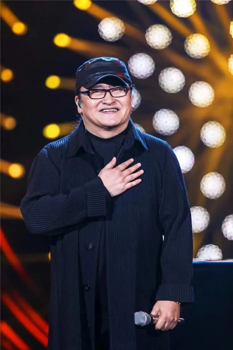 痛心！刘欢上海病逝，享年63岁！最后登台画面曝光，这一幕看哭无数人……

谁能想到，那个唱《好汉歌》的刘欢，真的走了。
9月26日，对外经济贸易大学、芒果V基金相继发布讣告：著名音乐家刘欢于9月25日上午9时52分在上海病逝，享年63岁。
消息一出，全网震惊。
很多人第一反应是：不可能吧？他不是才在