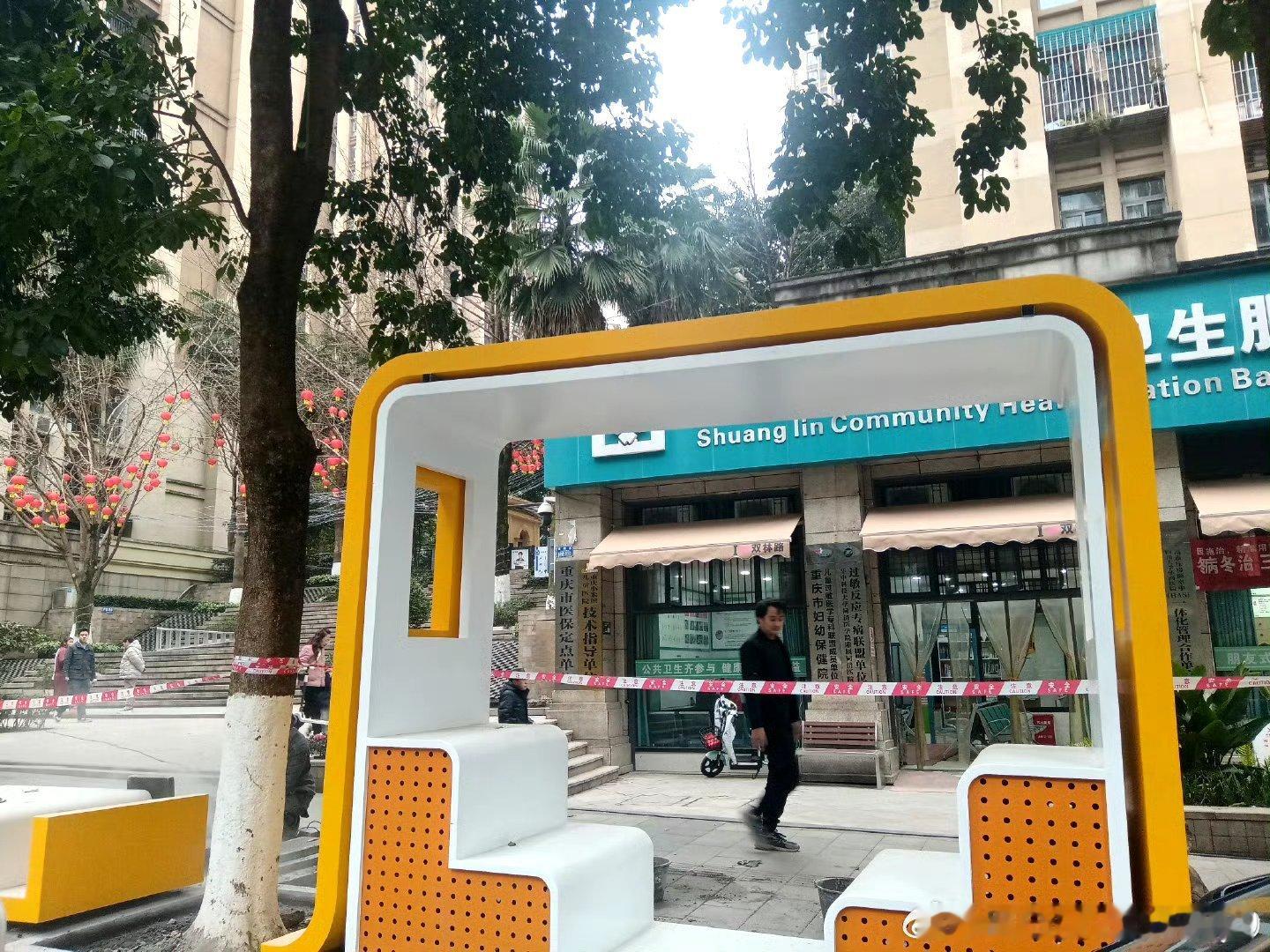 重庆大渡口

双林社区，大渡口城管局和八桥镇政府，毁灭绿化隔离带，安装大型钢架结构，丑出了天际，严重遮挡视线，严重破坏小区风貌，夏天热死人。不知道脑袋被驴踢了还是脑袋进水了！修了酒店，说啥子提高微景观！看前3张图片，酒店自己都是修的绿化隔离带，耳光打的啪啪响。有居民愤怒的骂道，完全 ​