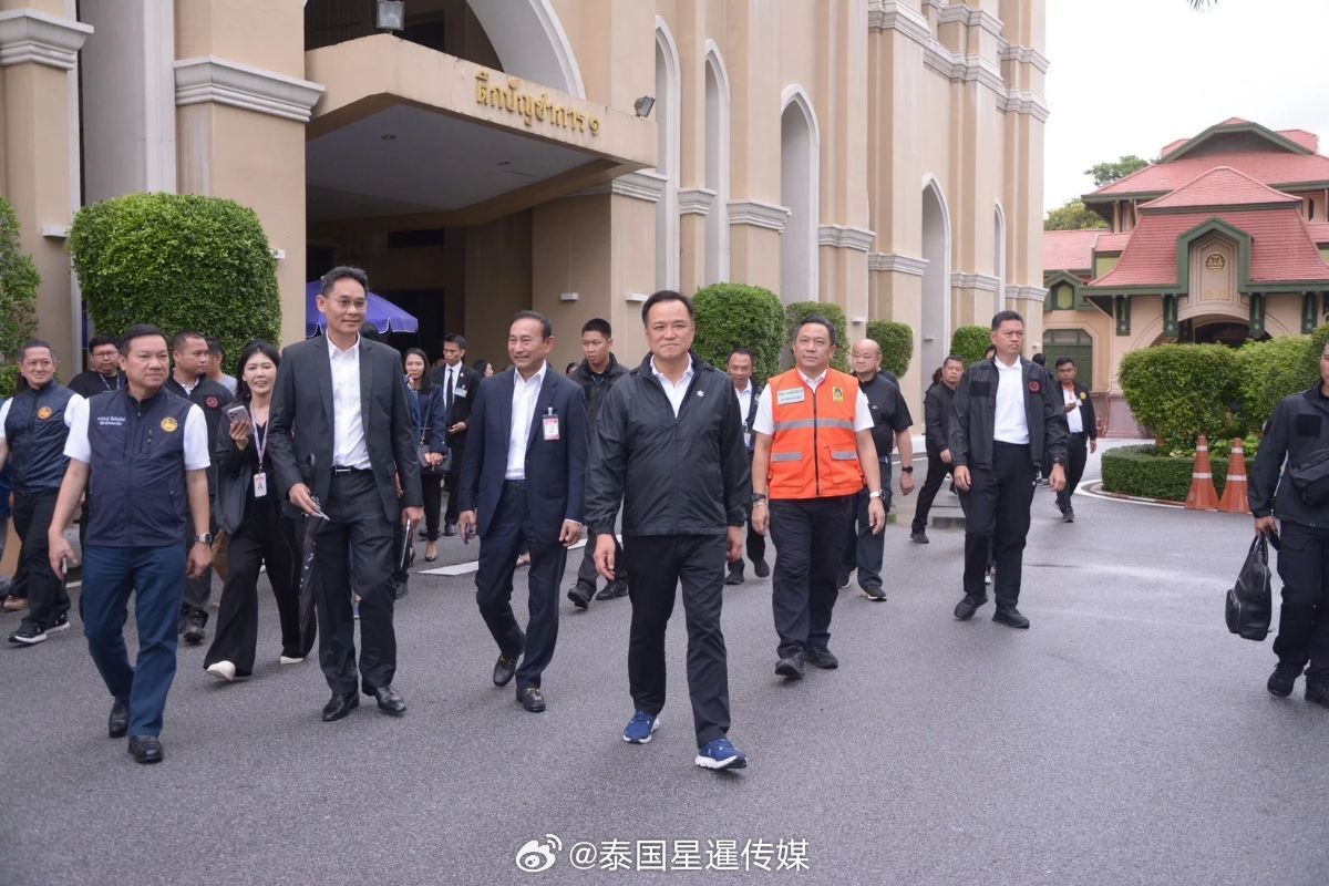#泰国星暹新闻# 【内阁年末最后一周会议敲定千亿治水、20亿洪灾专款、稻农补贴全覆盖】

总理兼内政部长阿努廷主持召开2026财年最后一周内阁会议，集中审议多项重磅民生与国家级基建议案。本次会议聚焦当下洪涝灾情应急救助、中长期治水工程、农户经济补贴、民生减负及公共财政纾困等核心议题，一口气 ​