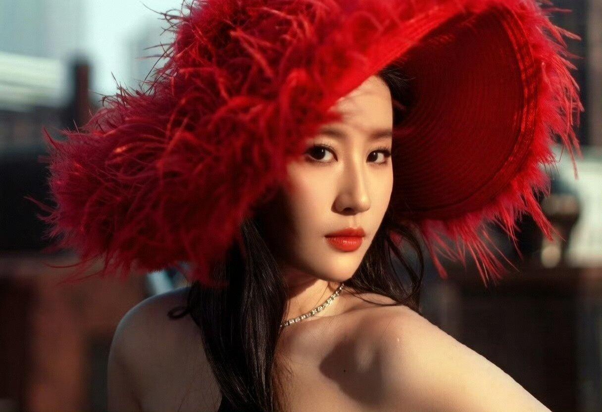 哇，又见到姐姐穿红色礼服啦……艳丽又张扬…… ​