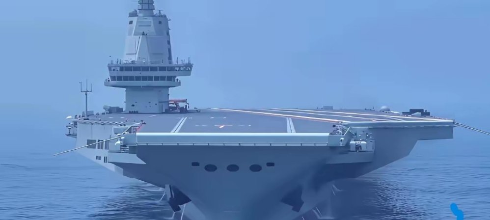 福建舰是真正的“吞金巨兽”！
作为国之重器，它的油箱能装下近万吨重油，按市价算，加满一次就要花近5000万，差不多就是一套一线城市大平层的价格。
以18节的经济航速航行，续航能轻松突破上万公里，足以跨越大半个太平洋。
虽然是妥妥的“油老虎”，但这烧的不是油，是守护我们万里海疆的底气！ ​