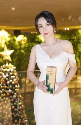 同样是隐私部位，普通女性遮得严严实实，生怕走光，可不少网红、女明星，却经常衣着暴露，生怕被人看不见，之前柳岩被制片人逼迫身着低胸礼服出镜，无奈之下她只能委屈妥协，但她私下却是个保守女孩。
柳岩早年出道，以性感形象被大众熟知，“事业线”一度成为她甩不掉的标签，很多人觉得她天生开放，喜欢靠露肤博关注，