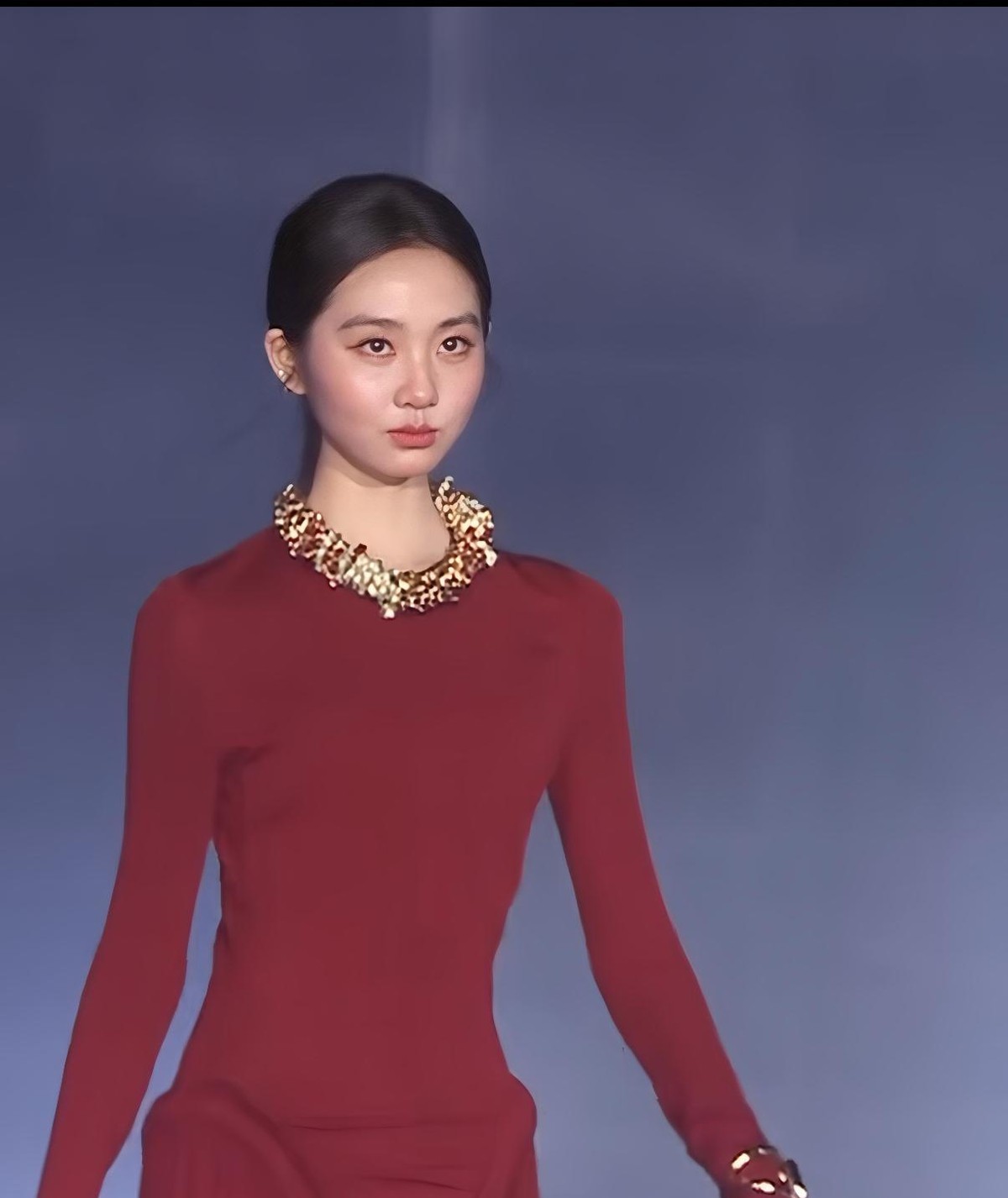 今晚VOGUE红毯，黄多多5岁起跟着《暗恋桃花源》巡演超过500场，20岁第一次走红毯，网友把视频拖回去反复看她嘴角动没动。500场舞台经验的人，输给了红毯上几十米的表情管理。评论区截她一会冷脸一会笑，笑还不敢大笑，说她劲劲的，像小孩偷穿大人衣服。
这笔账，网友记了十二年
8岁上《爸爸去哪儿》被嫌太