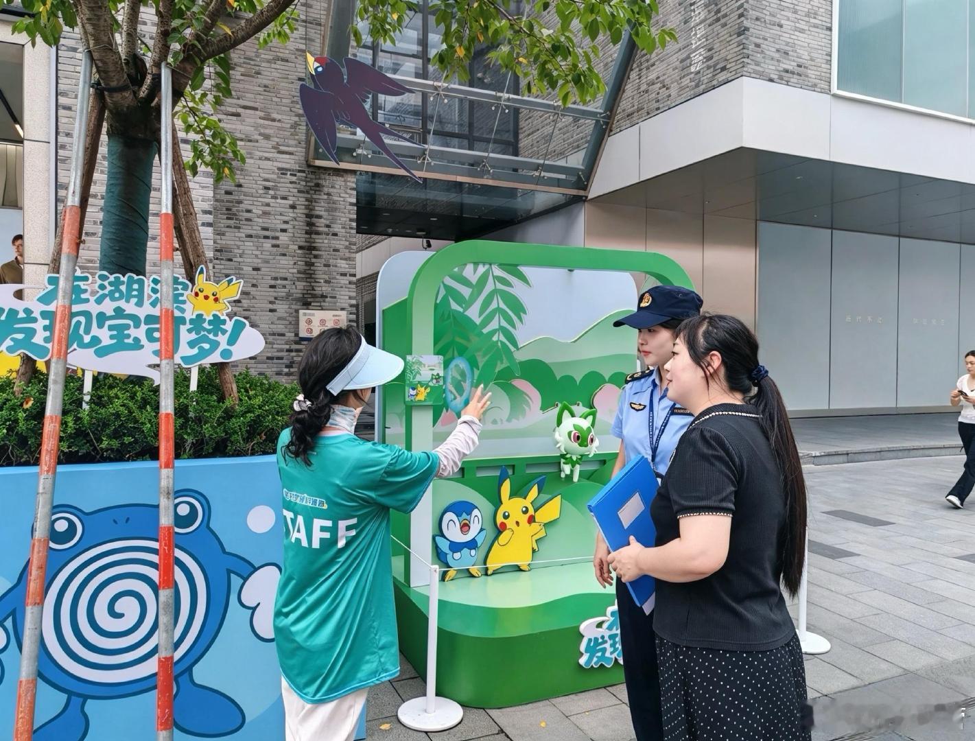 #浙就很杭州#【走出店门，摆进人心——上城区外摆悄悄“破圈”啦】湖滨步行街的迪士尼快闪活动、宝可梦打卡点刚刷屏出圈，钱江新城的“灵感蛋糕屋”又火速成为新晋网红！这份街头热闹的背后，是上城区城管局践行“群众吹哨、城管报到”的全程护航：台风季提前指导做好防风加固、配重测算，既留足创意空 ​