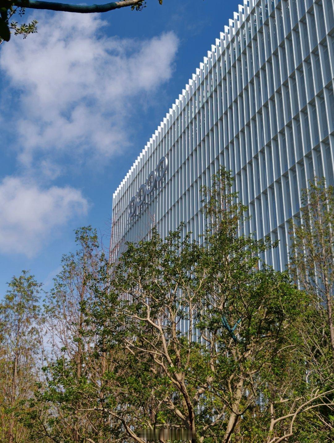 兄弟们[嘻嘻]，我来 OPPO 滨海湾园区参加一加游戏大会了！一会儿有关于一加 16 的爆料，欢迎关注！[耶] #一加二亿三芯吸引力大增#  ​