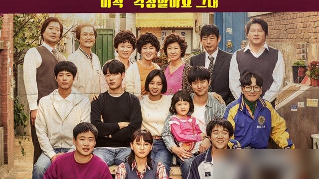 48部剧抢16个坑，飞天奖这淘汰率比高考还狠。
名单一放出来，评论区直接炸锅。有人翻出五年前的老剧问凭啥没提名，有人把刚播完的热剧捧上天。吵来吵去，没个定论。
再看白玉兰那边，《太平年》一家伙卷走五个奖，于和伟拿视帝，杨紫拿视后。台上领奖的领奖，台下粉丝忙着控评。
可你发现没，真正被老百姓记了