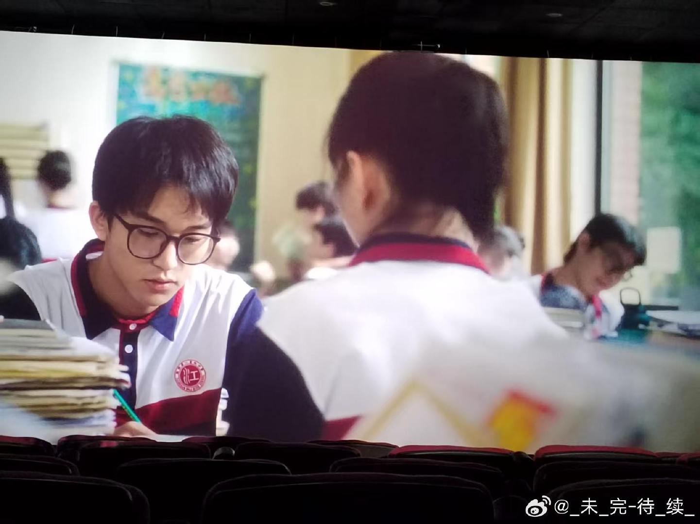 #黄子弘凡[超话]##黄子弘凡#  青涩的少年模样，褪去歌手身份，沉浸式演绎故事里的普通人。
眼神里都是戏，看见不一样的黄子弘凡。
#黄子弘凡数到三# 
影院屏摄个人观影记录 ​