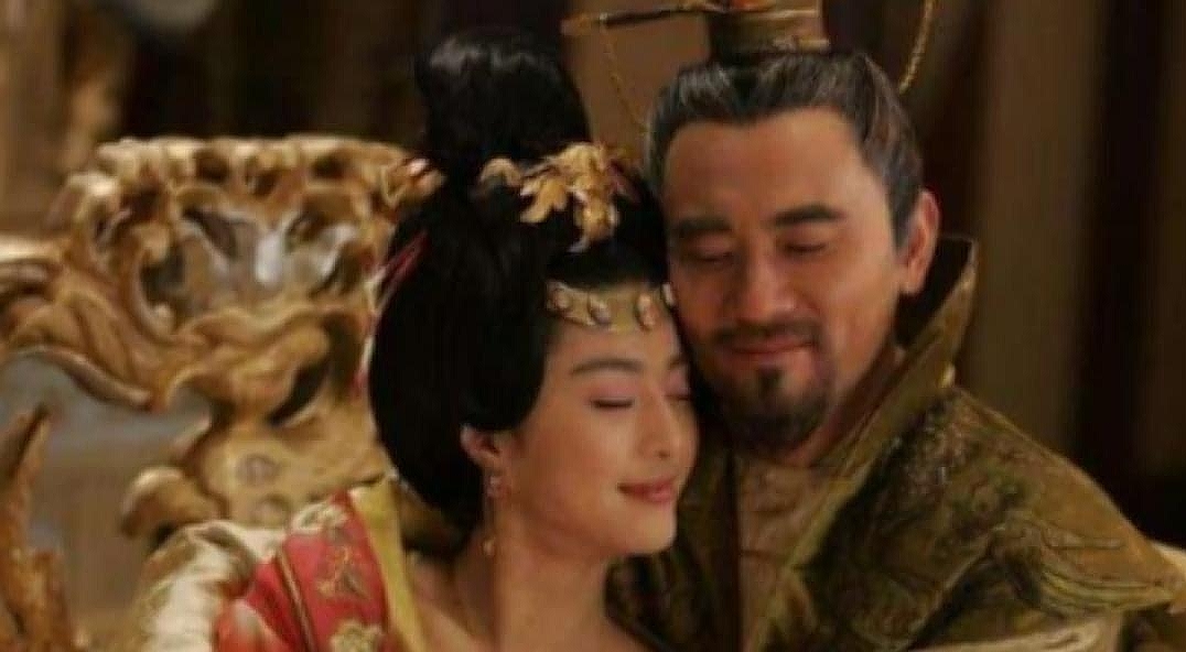 一天深夜，唐玄宗想念梅妃，就派人把梅妃偷偷接来，度过了一个良宵。次日一早，两人还没起床，杨贵妃就冲了进来，径直问：&34;梅妃在哪里？&34;玄宗装支支吾吾地说：&34;不是你把她安置在上阳宫吗？&34;
 
这段载入《梅妃传》的宫廷对峙，看似是帝王后宫寻常的争风吃醋，实则是盛唐由盛转衰的微小缩影。世人总将唐玄宗晚年的昏聩