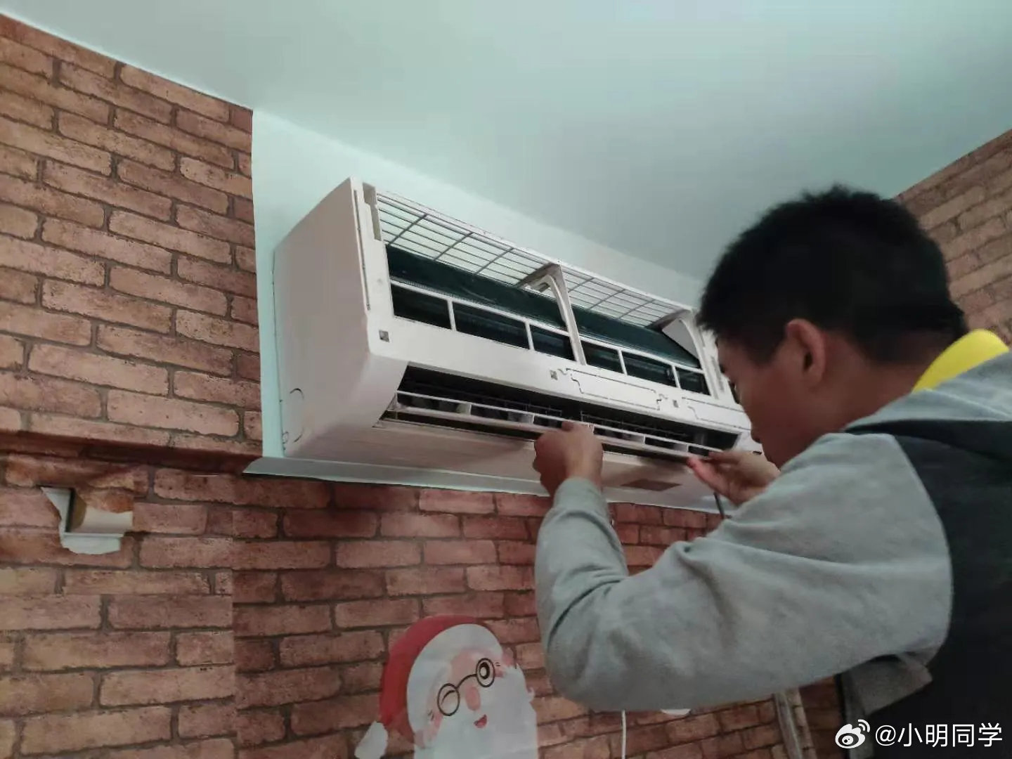 #装修网购家电怎么避坑# 装修过程中的隐形消费很多，这里和大家聊下网购家电安装费的问题。网购下单前一定要问客服：安装费包不包？支架、打孔、加长管这些辅材怎么算？千万别信口头承诺，把聊天记录截图留好。
师傅上门时，记得核对收费明细，没提前说好的项目坚决不给钱。比如空调抽真空，不到15分钟直接喊停，不然以后制冷差、耗电高，吃亏的是自己。
如果遇到乱收费、拖延安装，直接找平台客服投诉，现在平台对这类问题管得挺严，有的还能拿赔付。
总之，买家电别只看标价，把安装、辅材、售后全算进去，才是真便宜。提前问清楚，比事后扯皮强一百倍。
欢迎评论区分享自己装修中遇到的坑。