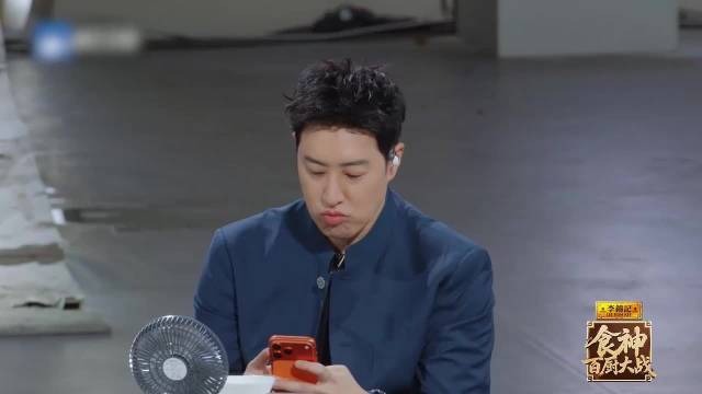 潘玮柏瘦到穿女装
瘦到认不出！潘玮柏狂瘦八斤，直接把刘涛都看傻眼😲
曾经泡面狂热爱好者，身形圆润肉眼可见。
如今减脂效果炸裂，身材收窄，居然轻轻松松穿上女装！这蜕变反差感直接拉满，自律太狠了。