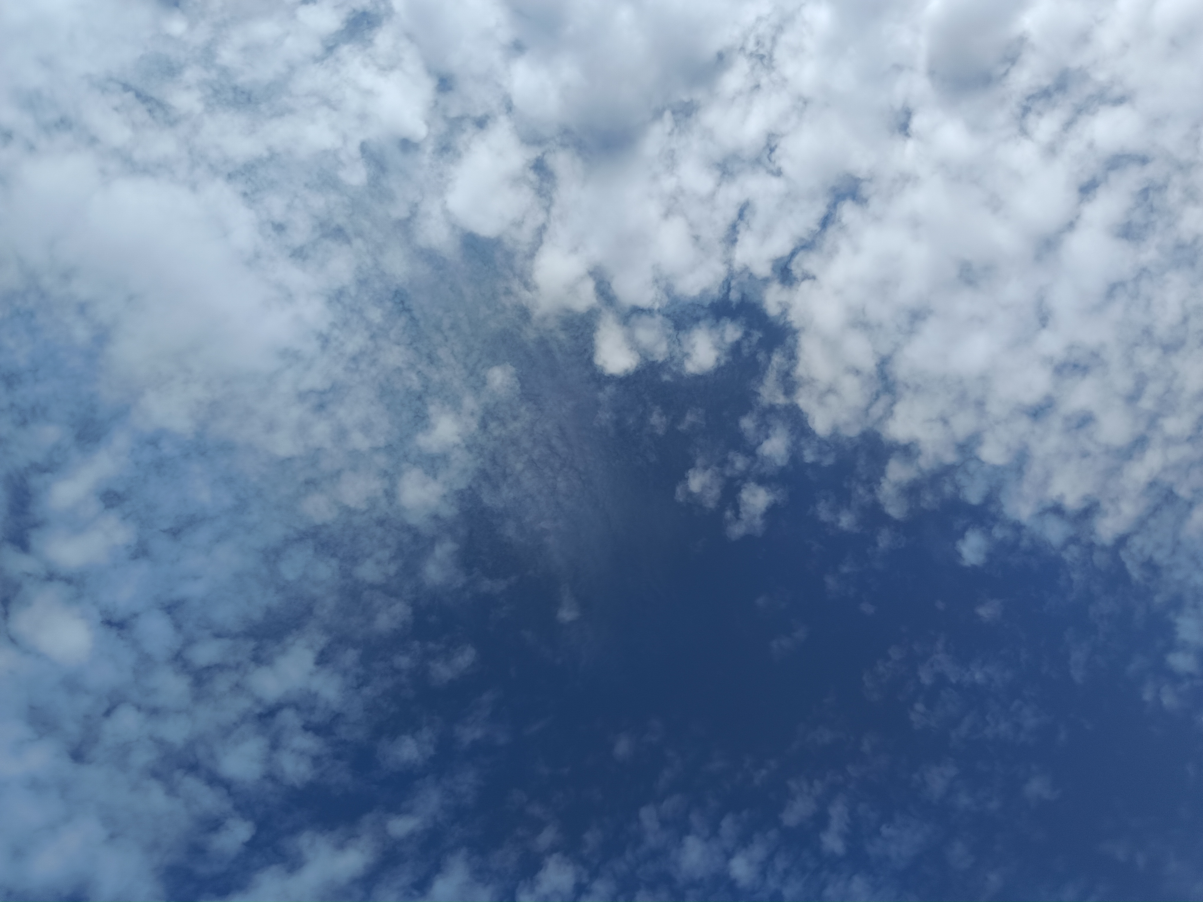 缺乏有效沟通是一大关键，双方若不能坦诚交流，矛盾与误解就会不断累积...