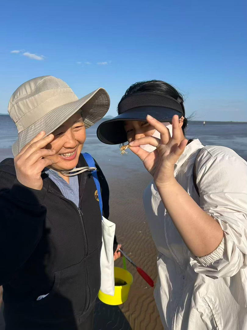 第三天，去了我最爱的小渔村（很幸运打到了村民的顺风车一点都没堵车），一起吃了山上的农家乐超级大一碗海肠捞饭（我妈对着和头一样大的馒头傻笑），一起来到我的学校，很幸运的遇到了退潮赶了海抓到了小螃蟹寄居蟹🐚，最后在我食堂大吃了一顿我平时最爱吃的饭菜。最后羊杂米粉获得了第一名的好评
 ​