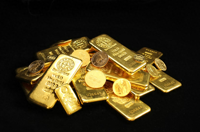 荷兰央行干了一件事：今年3月到8月，把86吨黄金从纽约和渥太华转走了。转走就转走呗，他们行长还非加一句——预计永远不会动用这些储备。
永远不用，那你折腾它干什么？
更耐人寻味的是这86吨的去向。59吨没上船，直接在纽约卖掉，转头在伦敦买回等量黄金。真正装船运回荷兰的，只有27吨。绕了一大圈，三分之二
