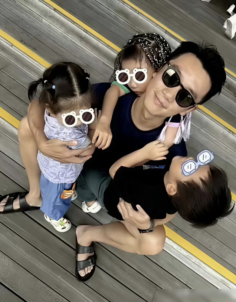 3年抱3，郑恺老婆苗苗直接把三胎闺女正脸甩出来了。
巴厘岛vlog里，一家五口挤在镜头前，最小的娃被苗苗单手搂着，笑得眼睛都没了。大女儿刚上小学的年纪，小儿子话还说不利索，最小的已经会伸手抓沙子了。
2020年结婚，同年生老大。2022年生老二，2023年生老三。中间几乎没歇过。
网友算过账：